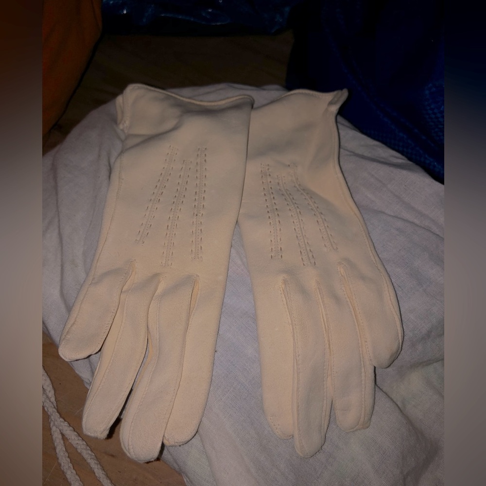 Suede cream color women’s gloves size 6